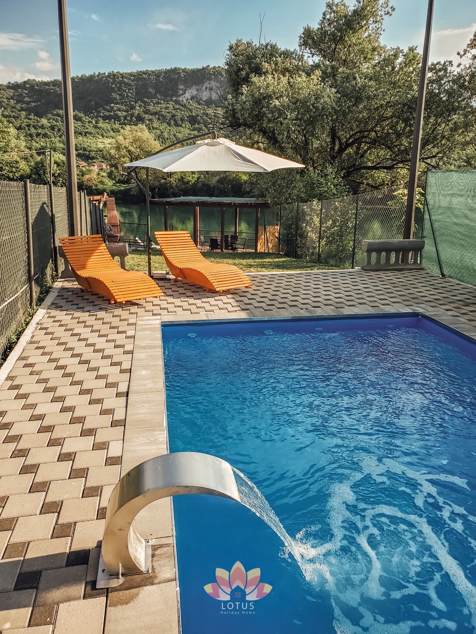 Holiday Home Lotus s bazenom uz rijeku Unu